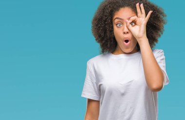 Tamam jest sürpriz yüz, göz parmaklarının arasından seyir şok yapıyor izole arka plan üzerinde genç afro Amerikalı kadın. İmansız ifade.