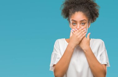 Genç afro Amerikan kadın izole arka plan ağız hata için elleriyle kapsayan şok yüzünden. Gizli kavramı.