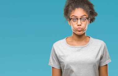 Komik surat ile yanakları şişirme izole arka plan üzerinde gözlük takan genç afro Amerikalı kadın. Ağız ile hava, deli ifade şişirilmiş.