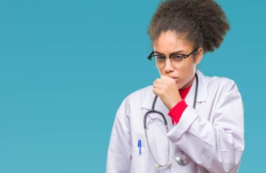 Genç afro Amerikalı doktor kadın hasta ve soğuk veya bronşit için semptom olarak öksürük duygu izole arka plan yüzünden. Sağlık kavramı.