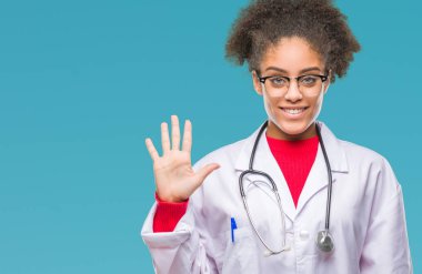 Genç afro Amerikalı doktor kadın gösterilen ve parmakları ile işaret izole arka plan yüzünden kendinden emin ve mutlu gülümseyerek süre beş numara.