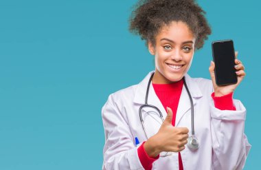 Genç afro Amerikalı doktor kadın üzerinde Smartphone kullanarak arka plan ile mutlu büyük izole ok işareti yaparken gülümse, parmaklarıyla, mükemmel işaret parmak