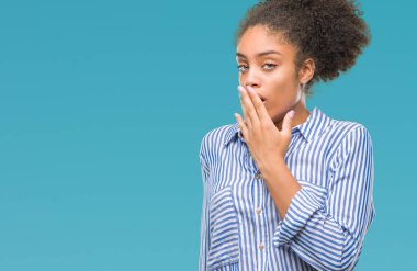 Genç afro Amerikalı kadın izole arka plan üzerinde el ile ağız kapsayan yorgun esneme sıkılmış. Restless ve uyku hali.