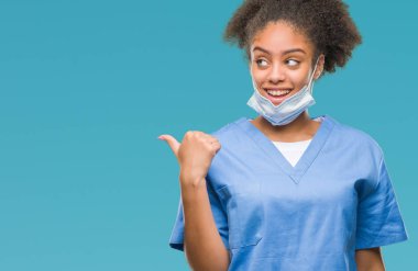 Genç afro Amerikalı doktor kadın arıyorum ve başparmak yanında yukarıyı mutlu yüz ile gülümseyen izole arka plan.