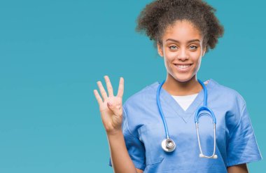Genç afro Amerikalı doktor kadın gösterilen ve parmakları ile işaret izole arka plan yüzünden kendinden emin ve mutlu gülümseyerek süre dört numara.