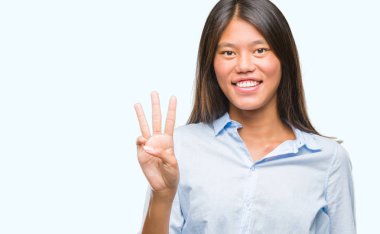 Genç Asyalı iş kadını gösterilen ve parmakları ile işaret izole arka plan üzerinde üçüncü ise kendinden emin ve mutlu gülümseyerek.