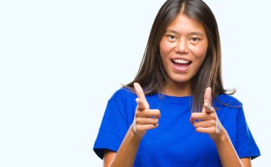 Genç Asyalı kadın kamera ile mutlu ve komik yüz için parmakları işaret izole arka plan üzerinde. İyi enerji ve vibes.