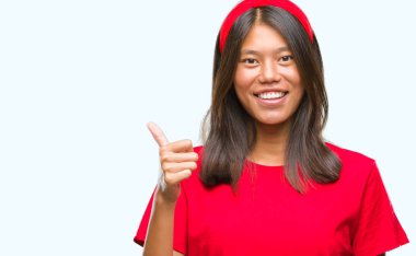 Genç Asyalı kadın hareketi el ile mutlu yaşasın yapıyor izole arka plan üzerinde. Kameraya bakarak başarı gösteren ile ifade onaylama.