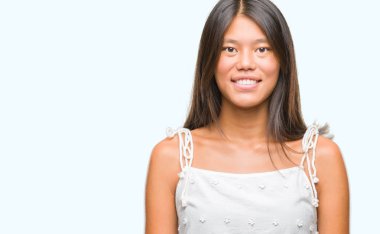 Genç Asyalı kadın yüzünde mutlu ve güzel bir gülümseme ile izole arka plan üzerinde. Şanslı kişi.