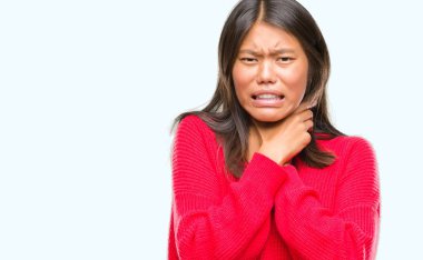 Genç Asyalı kadın giyiyor izole arka plan bağırarak üzerinde kış kazak ve çünkü boğmak acı kendi ellerimle öldürürüm. Sağlık sorunu. Yaralarından ve intihar kavramı.