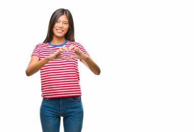 Genç Asyalı kadın kalp simgesi ve elleriyle şekil gösterilen aşık gülümseyen izole arka plan üzerinde. Romantik kavramı.