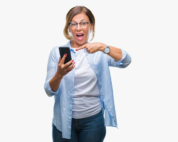 Średnim Wieku Starszy Kobieta Tekstylny Wysyłanie Wiadomości Przy Użyciu Smartfona — Zdjęcie stockowe
