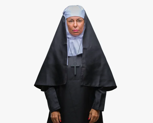 顔に真剣な表情で孤立した背景に中年シニア キリスト教カトリック修道女女 シンプルで自然なカメラを見てください — ストック写真