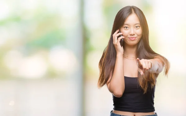 Junge Asiatin Telefoniert Über Isolierten Hintergrund Und Zeigt Mit Dem — Stockfoto