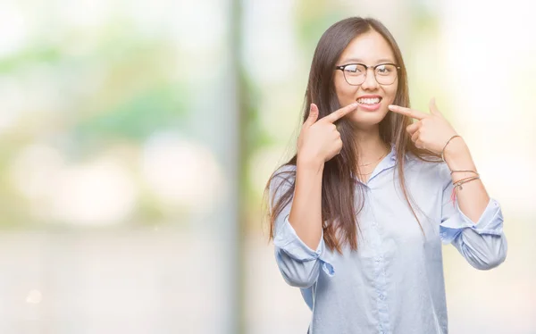 Jovem Asiática Mulher Negócios Vestindo Óculos Sobre Fundo Isolado Sorrindo — Fotografia de Stock