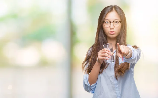 Joven Asiática Bebiendo Vaso Agua Sobre Fondo Aislado Señalando Con — Foto de Stock