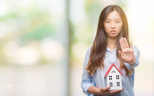 Jeune Femme Asiatique Agent État Réel Tenant Maison Fond Isolé — Photo