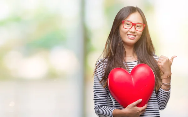 Giovane Donna Asiatica Innamorata Tenuta Letto Cuore Sfondo Isolato Puntando — Foto Stock