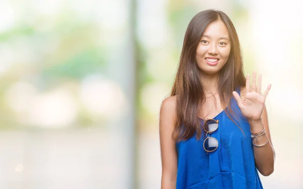 年轻的亚洲妇女在孤立的背景显示和指向手指数五 而微笑着自信和快乐 — 图库照片