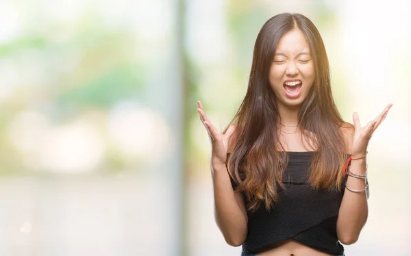 Ung Asiatisk Kvinna Över Isolerade Bakgrund Firar Arg Och Galen — Stockfoto