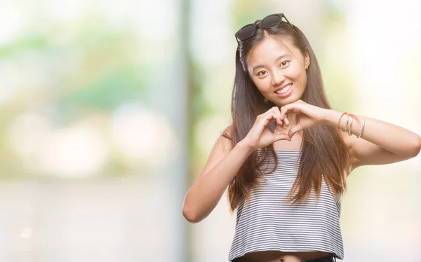 Jonge Aziatische Vrouw Dragen Van Een Zonnebril Geïsoleerde Achtergrond Glimlachend — Stockfoto