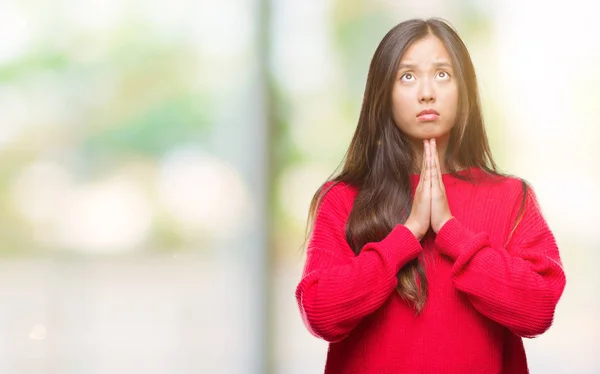 Mujer Asiática Joven Vistiendo Suéter Invierno Sobre Fondo Aislado Mendigando — Foto de Stock