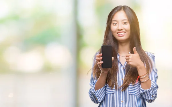 Fiatal Ázsiai Mutatja Üres Képernyő Smartphone Elszigetelt Háttérhez Képest Boldog — Stock Fotó