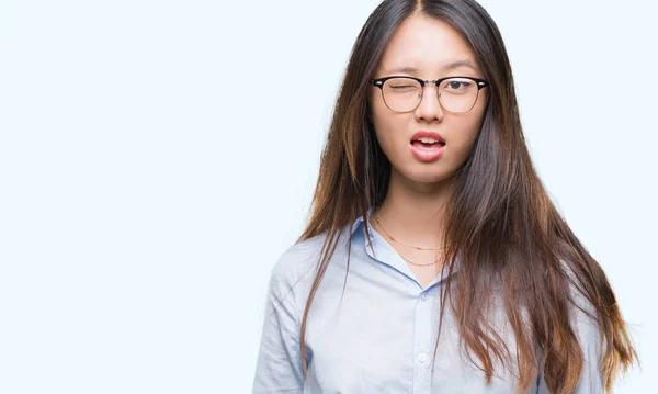 Unga Asiatiska Affärskvinna Som Bär Glasögon Över Isolerade Bakgrund Winking — Stockfoto
