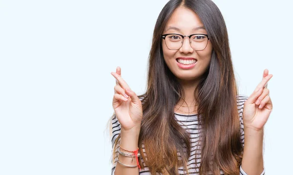 Mladá Asijská Žena Nosí Brýle Izolované Pozadí Úsměvem Přechod Prsty — Stock fotografie