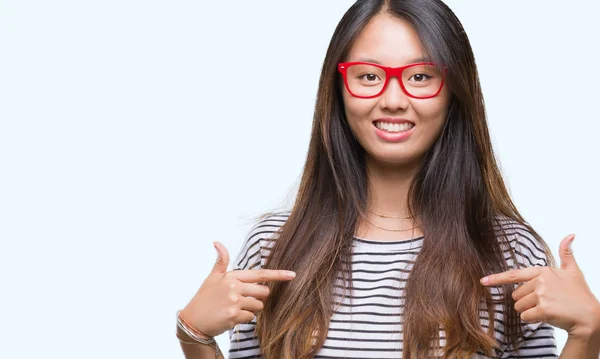 Jonge Aziatische Vrouw Bril Geïsoleerde Achtergrond Zoek Vertrouwen Met Glimlach — Stockfoto