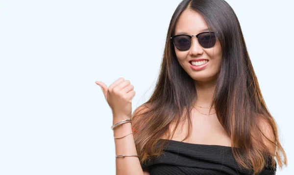 Jonge Aziatische Vrouw Dragen Van Een Zonnebril Geïsoleerde Achtergrond Glimlachend — Stockfoto