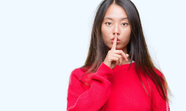 年轻的亚洲妇女穿着冬季毛衣在孤立的背景要求安静的手指在嘴唇上 沉默和秘密概念 — 图库照片