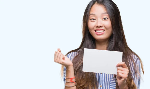 Junge Asiatin Hält Weiße Karte Über Isoliertem Hintergrund Schreiend Stolz — Stockfoto