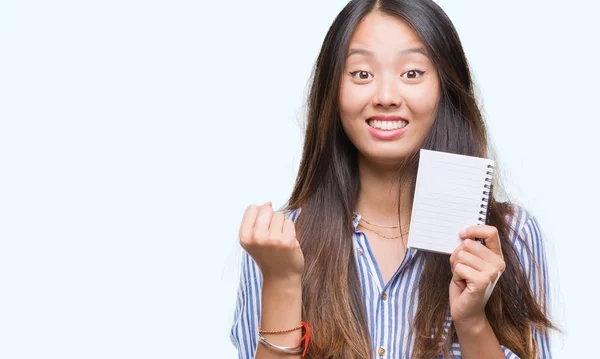 Giovane Donna Asiatica Possesso Notebook Sfondo Isolato Urlando Orgoglioso Celebrando — Foto Stock