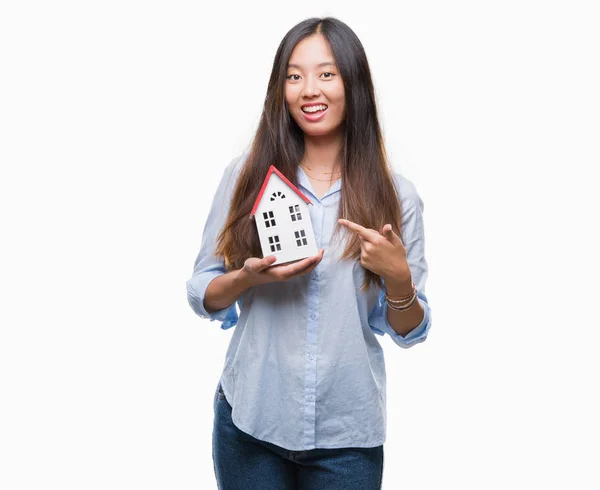 Jeune Femme Asiatique Agent Réel État Tenant Maison Isolé Fond — Photo