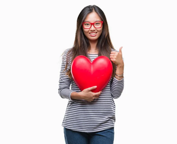 Junge Asiatische Verliebte Frau Hält Leseherz Über Isoliertem Hintergrund Glücklich — Stockfoto