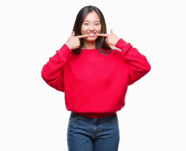 Junge Asiatische Frau Winterpullover Über Isoliertem Hintergrund Lächelt Selbstbewusst Und — Stockfoto