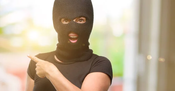 Mujer Terrorista Ladrón Con Pasamontañas Pasamontañas Apuntando Hacia Lado Con — Foto de Stock