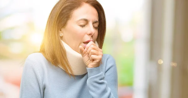 Gewonde Vrouw Dragen Nek Brace Kraag Ziek Hoest Astma Bronchitis — Stockfoto