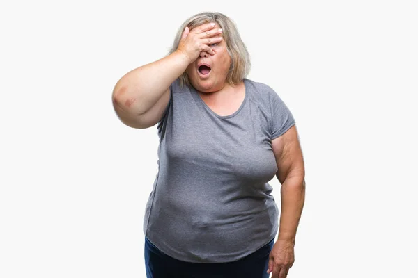 Senior Size Mulher Caucasiana Sobre Fundo Isolado Espreitando Choque Cobrindo — Fotografia de Stock