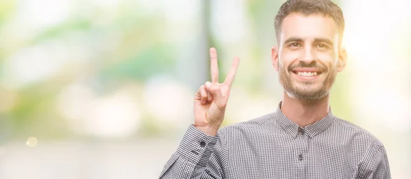 Joven Hipster Hombre Mostrando Apuntando Hacia Arriba Con Los Dedos —  Fotos de Stock