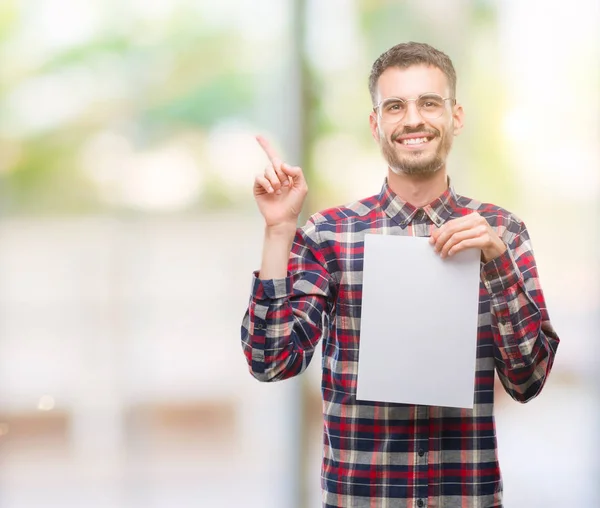 Homem Adulto Jovem Hipster Segurando Folha Papel Branco Muito Feliz — Fotografia de Stock