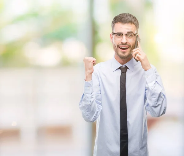 Junger Geschäftsmann Telefon Schreit Stolz Und Feiert Sieg Und Erfolg — Stockfoto