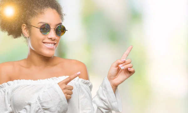 Mujer Afroamericana Joven Con Gafas Sol Sobre Fondo Aislado Sonriendo — Foto de Stock