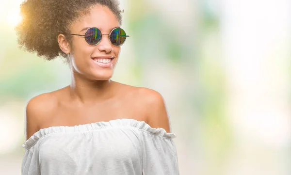 Молодая Афро Американка Солнечных Очках Изолированном Фоне Смотрит Сторону Улыбкой — стоковое фото