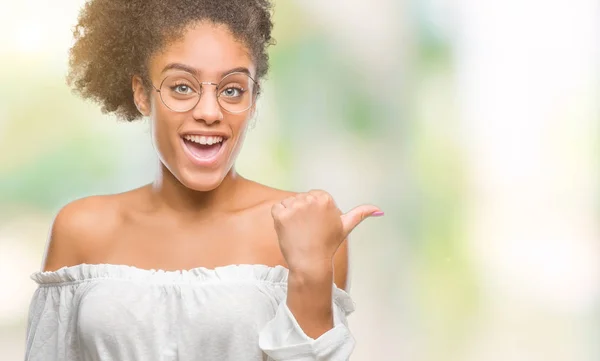 Jovem Afro Americana Usando Óculos Sobre Fundo Isolado Sorrindo Com — Fotografia de Stock