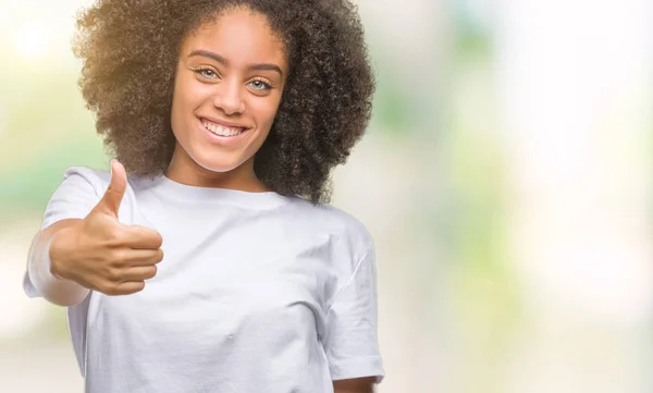 Unga Afro Amerikansk Kvinna Över Isolerade Bakgrund Gör Glad Tummen — Stockfoto