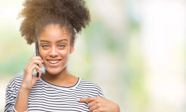 Joven Mujer Afroamericana Hablando Por Teléfono Sobre Fondo Aislado Con — Foto de Stock
