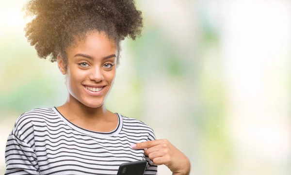 Junge Afroamerikanerin Textet Mit Smartphone Über Isolierten Hintergrund Mit Überraschendem — Stockfoto