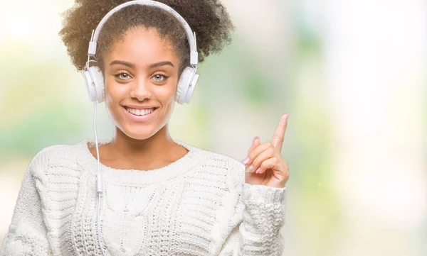 Jonge Afro Amerikaanse Vrouw Hoofdtelefoon Dragen Geïsoleerde Achtergrond Erg Blij — Stockfoto